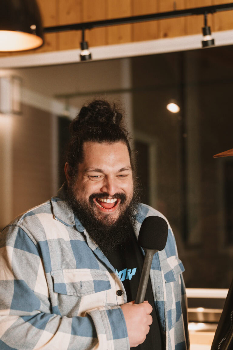 Lachender Thomas Groh mit Mikrofon